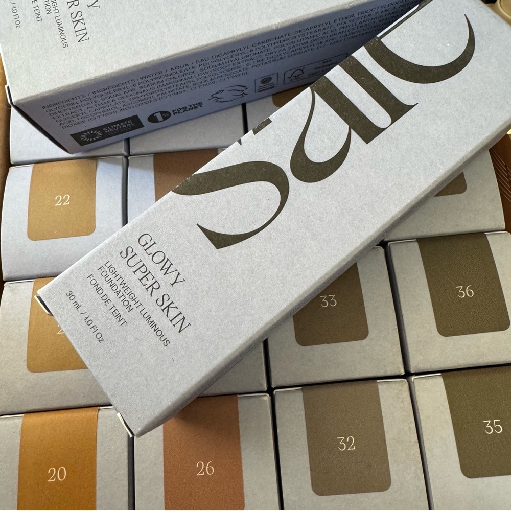 Choose your color Saie Glowy Super Skin Lightweight Luminous foundation